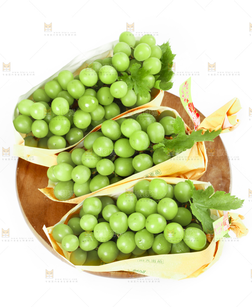木板上放着阳光玫瑰青提