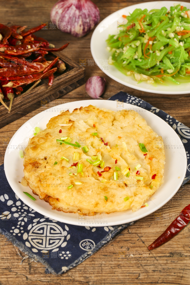 木板上放着一盘煎土豆饼