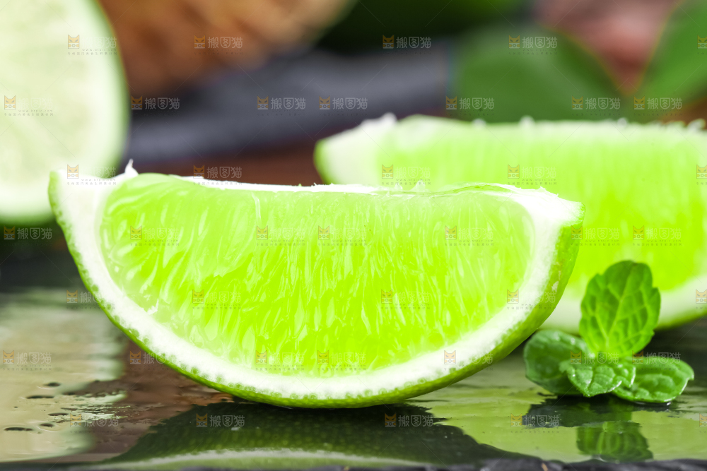 黑石板上放着切开的薄皮青柠檬