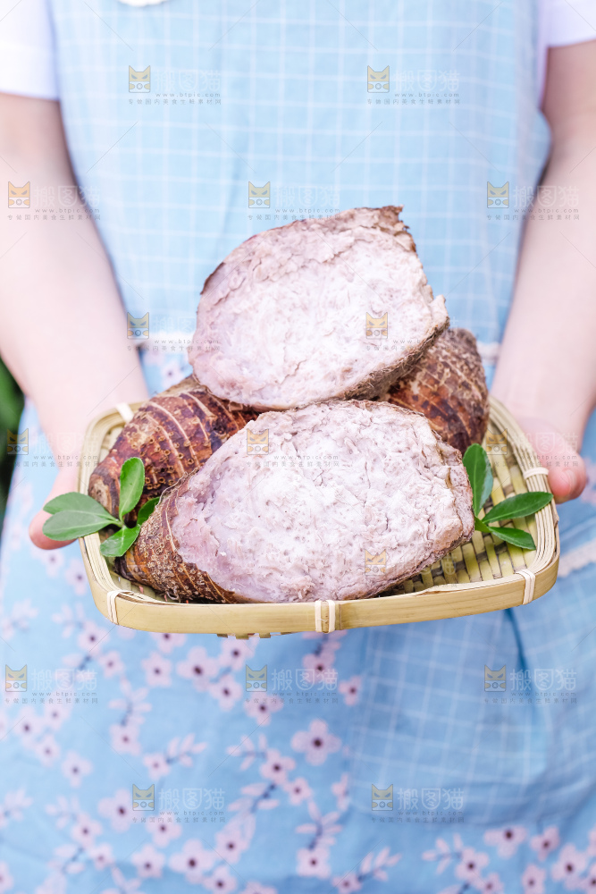 竹篮里装着紫藤芋头