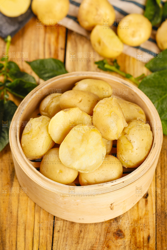 竹笼里放着小土豆