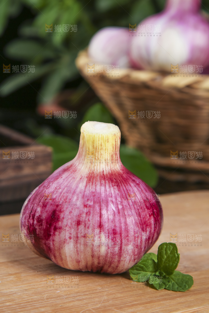 木板上放着云南紫皮蒜