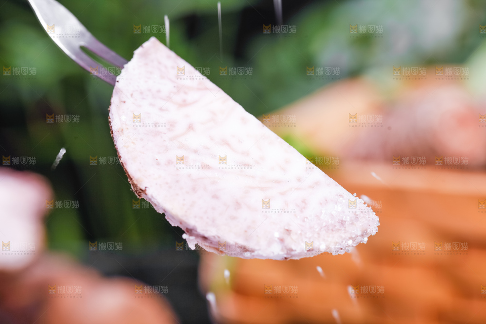 叉子插着荔浦芋头