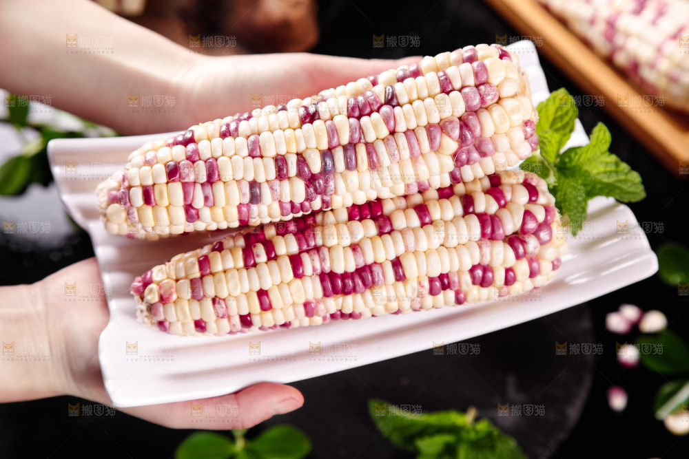 盘子里装着剥皮的花糯玉米