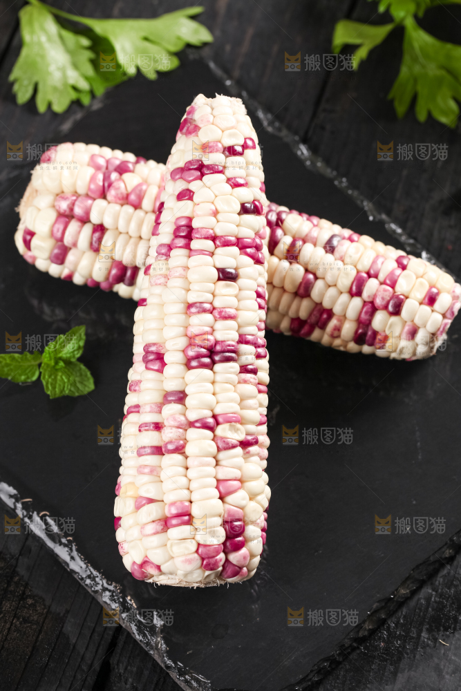 黑石板上放着花玉米