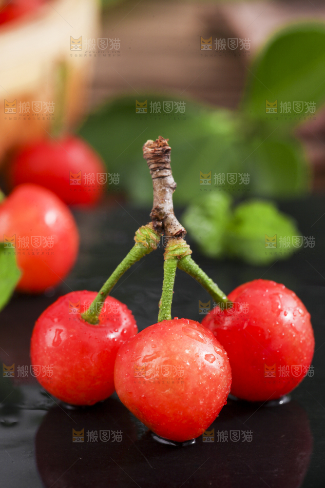 黑石板上放着黄樱桃