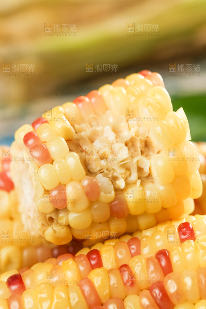 木板放着花玉米