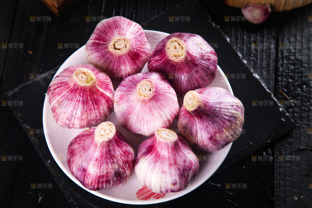 盘子里装着紫皮大蒜