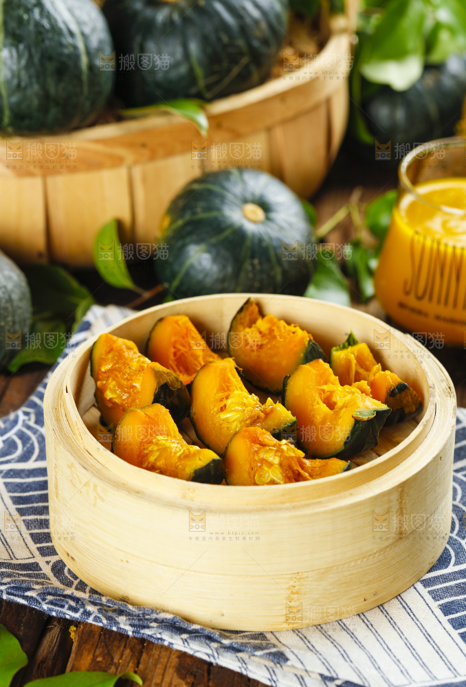 蒸笼里放着板栗南瓜