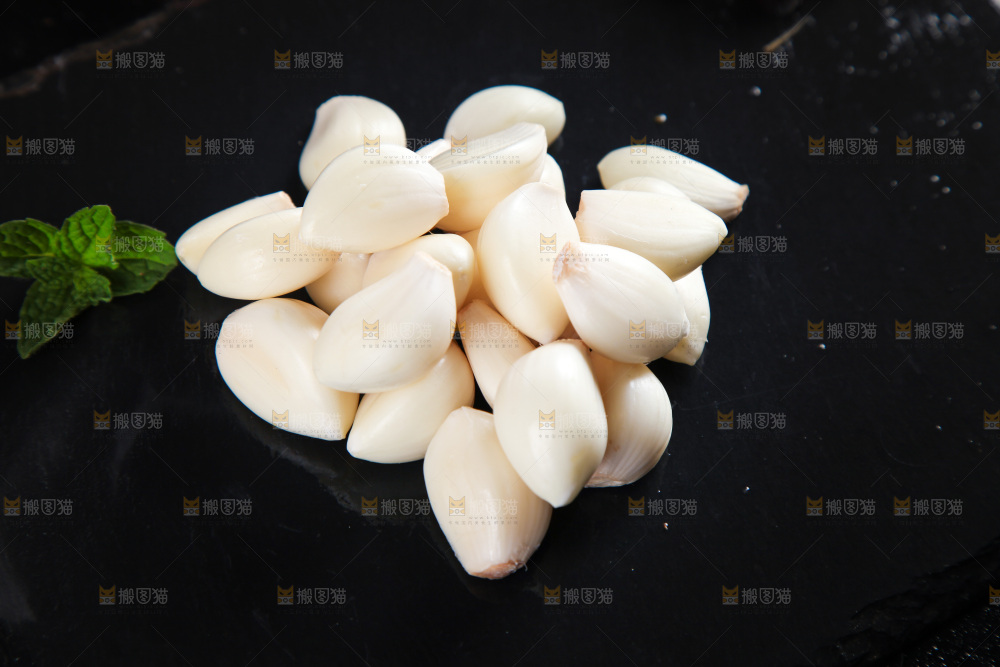 黑石板上放着剥开的紫皮大蒜