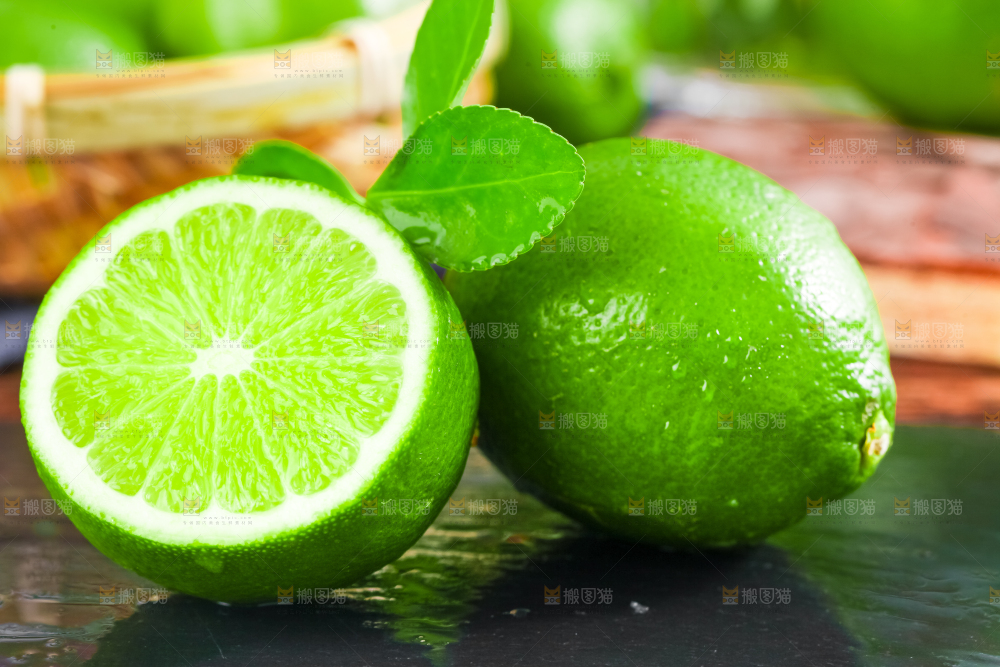 黑石板上放着切开的薄皮青柠檬