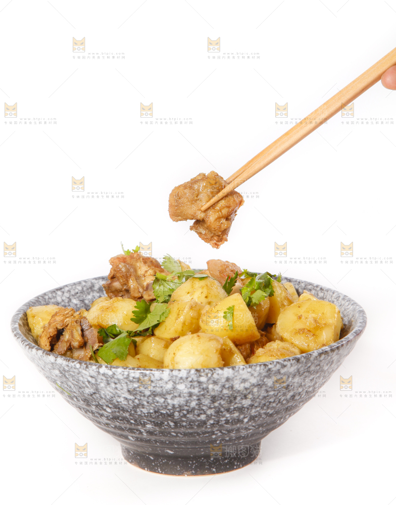 白底上放着一碗土豆烧鸡肉