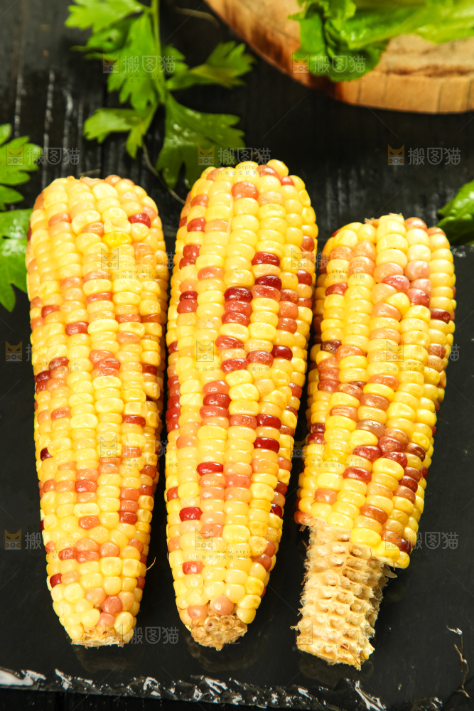 黑石板上放着糯玉米