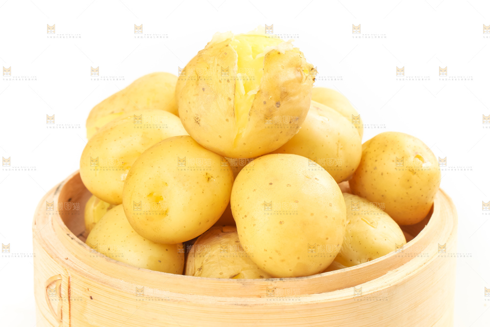 竹笼里装着云南小土豆
