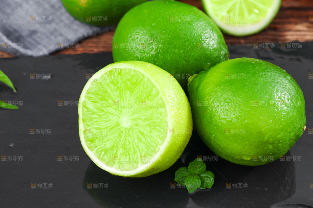 黑底上放着切开的薄皮青柠檬