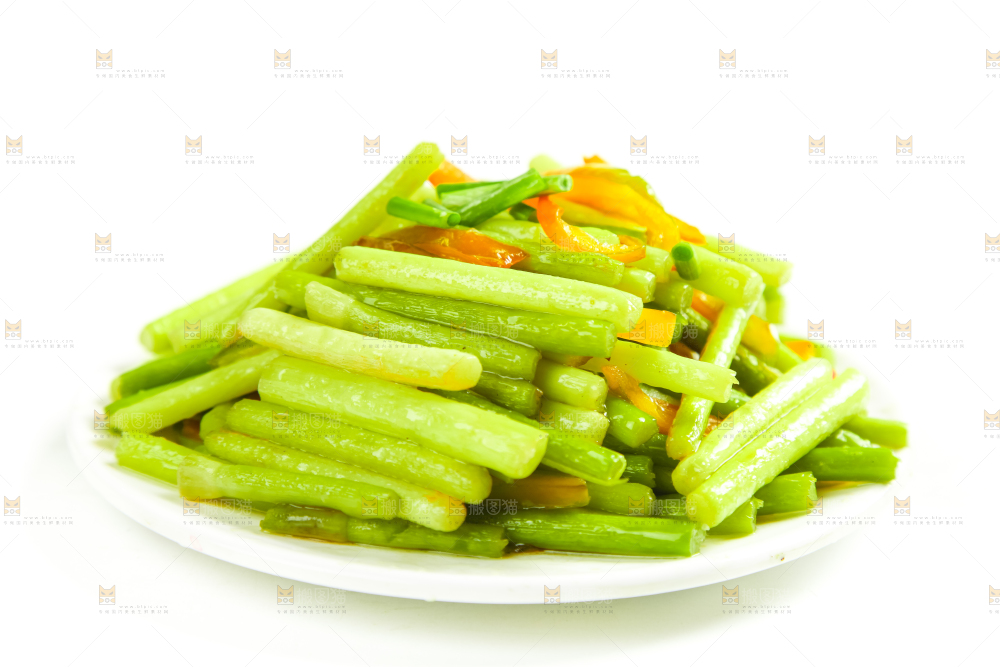 白底上放着一盘清炒蒜苔