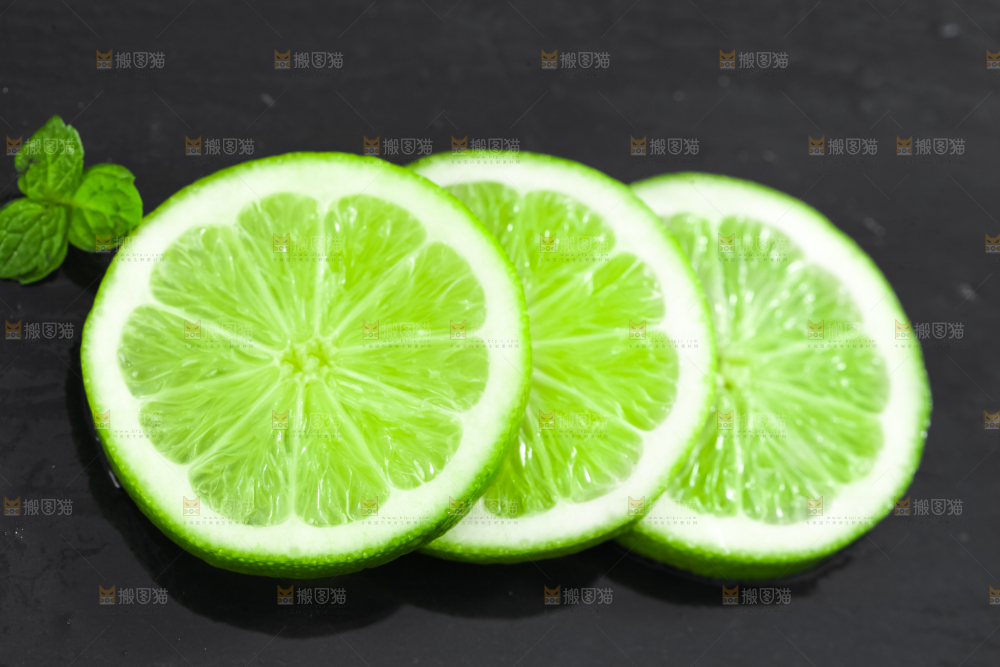 黑石板上放着切开的薄皮青柠檬