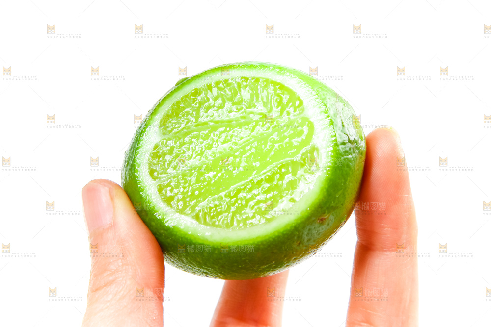 手里拿着无籽青柠檬