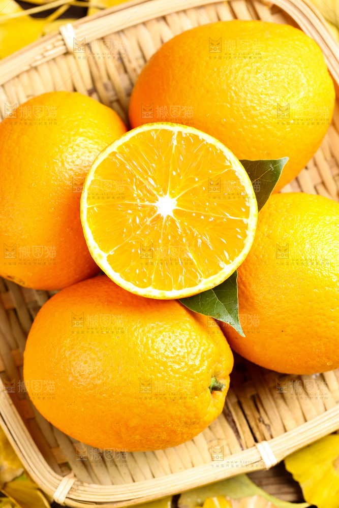 叶子上的新鲜脐橙