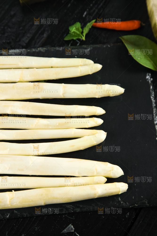 黑石板上放着白芦笋