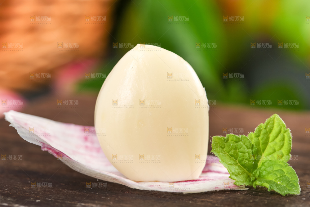 木垫上放着云南紫皮大蒜