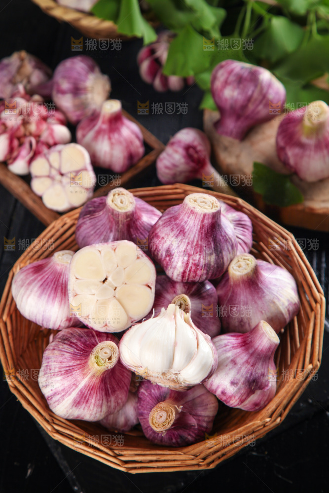 竹篮里放着紫皮蒜
