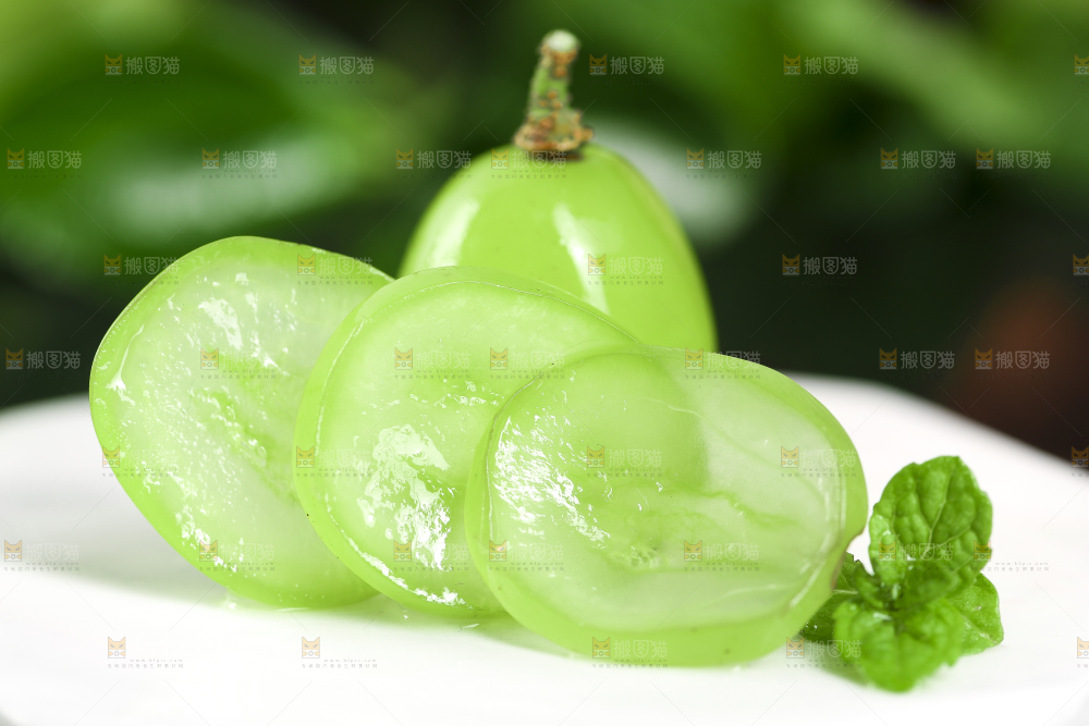 石板上放着无籽青青提