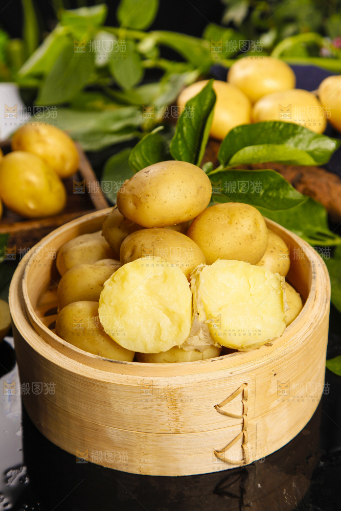 竹笼里放着云南小土豆