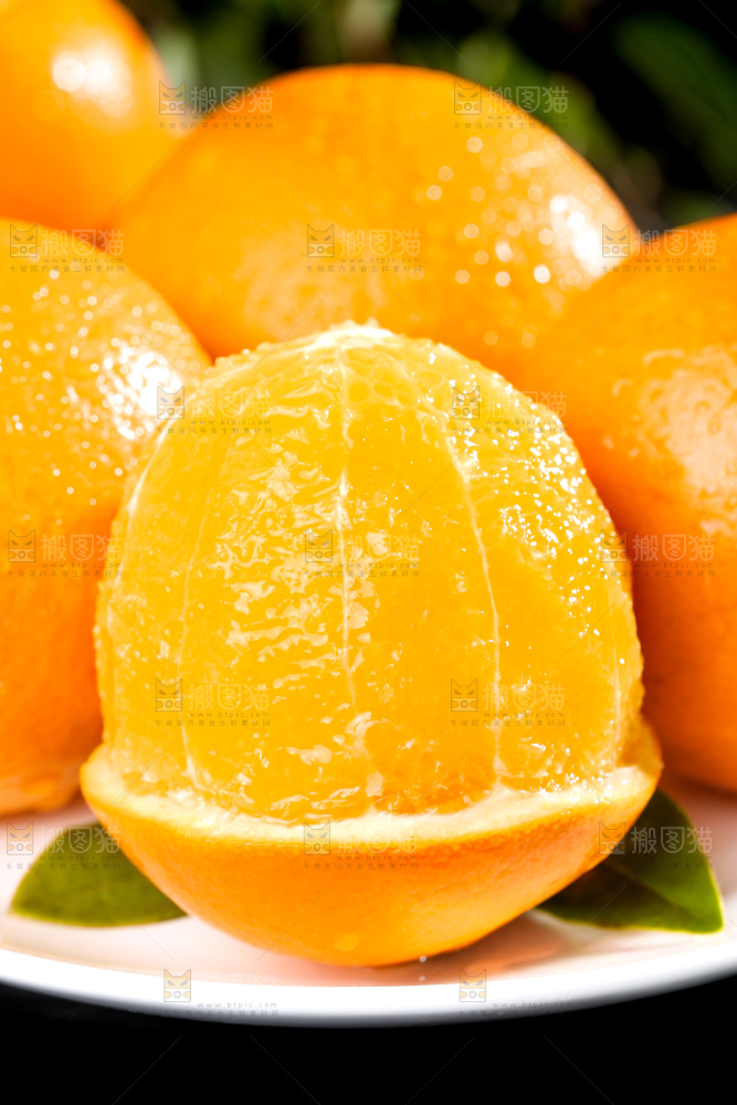 深底上切开的橙子果肉