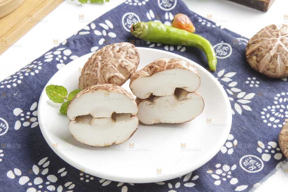 蓝布上放着香菇