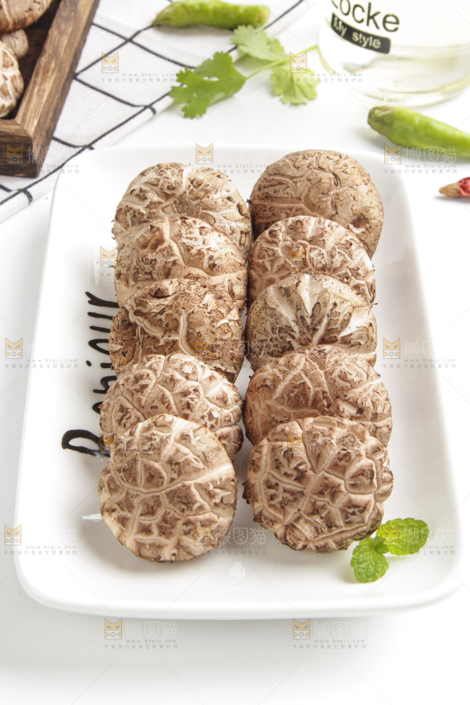 白格子布上的蘑菇