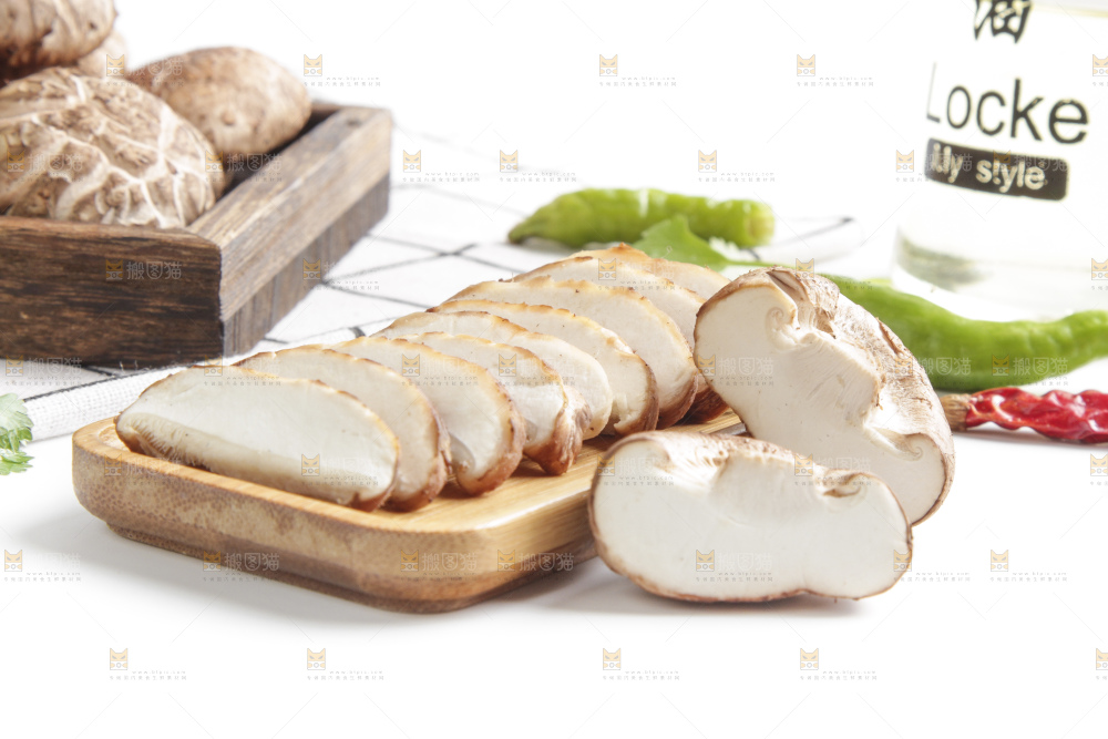 白格子布上的蘑菇