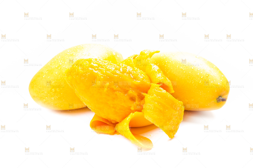 白底上放着剥皮的芒果