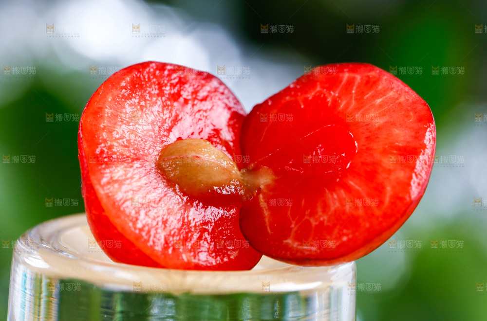 新鲜樱桃放在浅底上