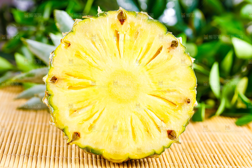 云南香水小菠萝放在白底上