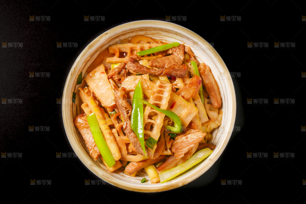黑底上放着一盘竹笋炒肉