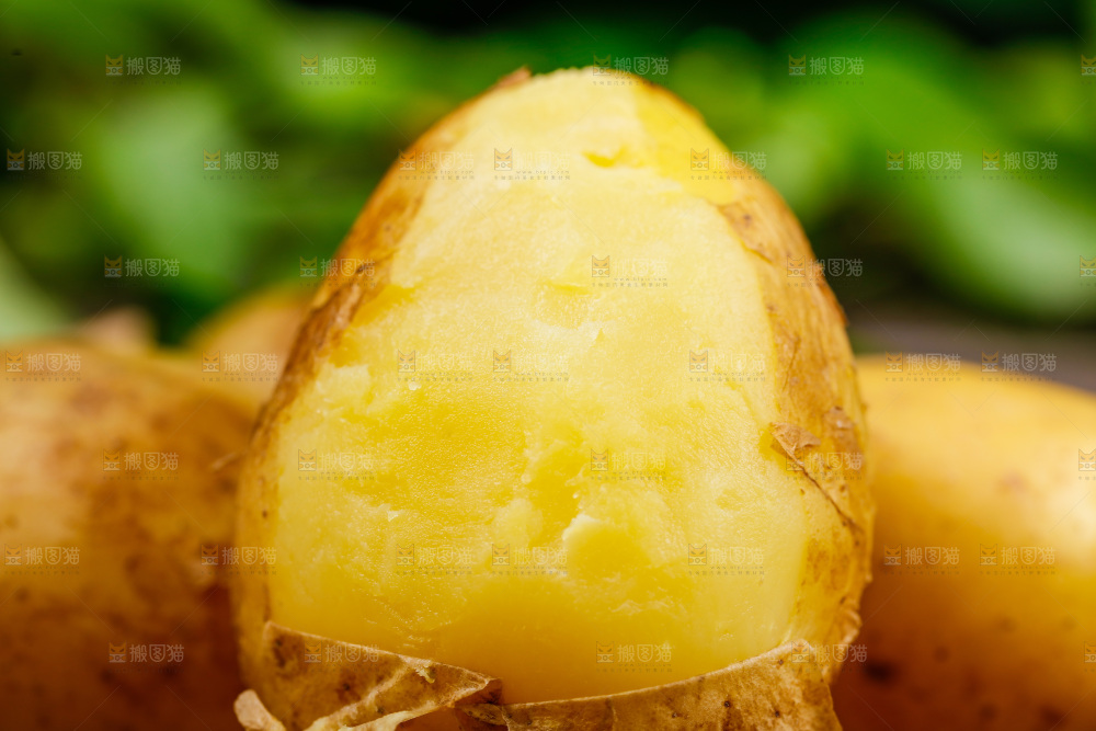 木底上放着一盘云南土豆