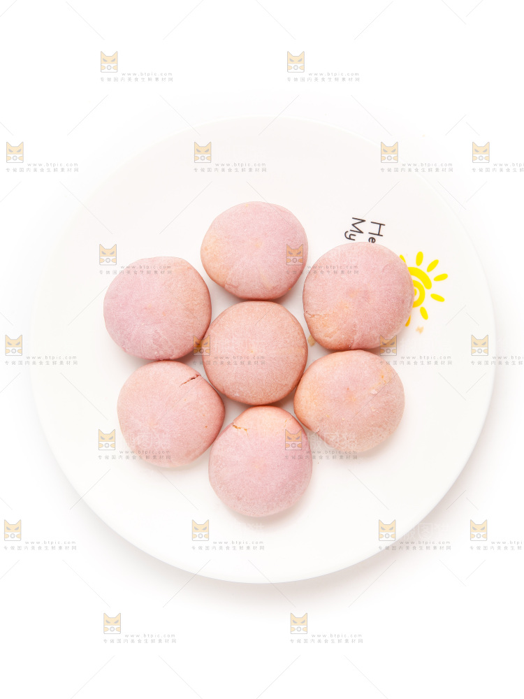 紫薯饼放在白底上