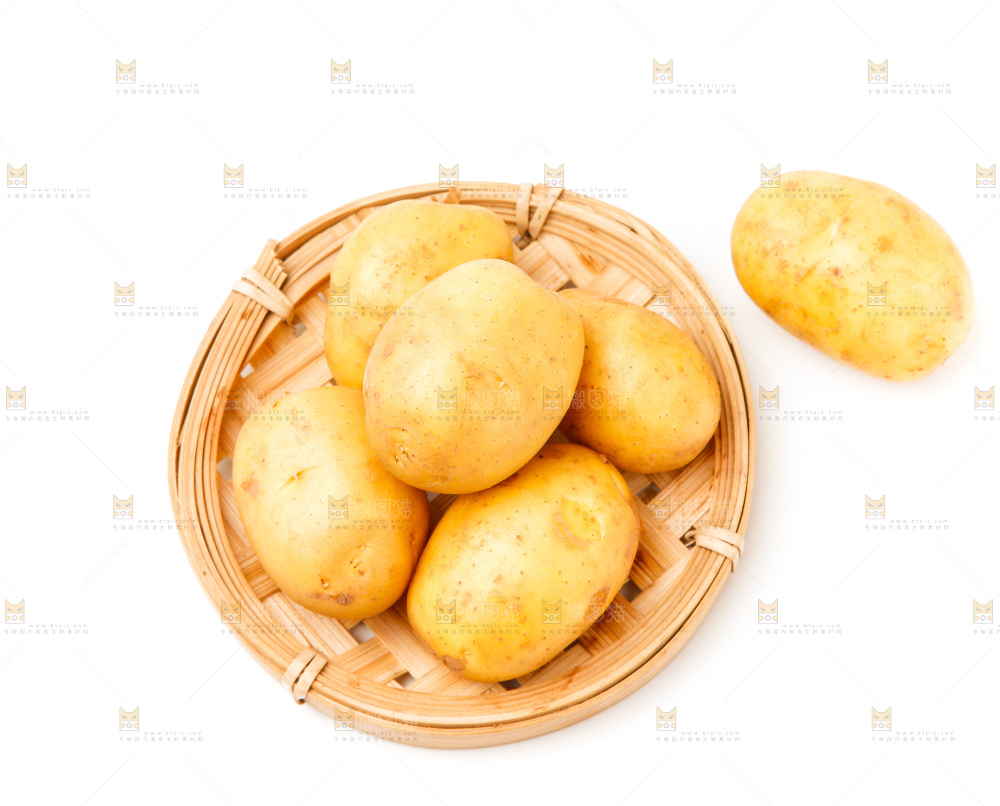 一盘新鲜土豆放在白底上