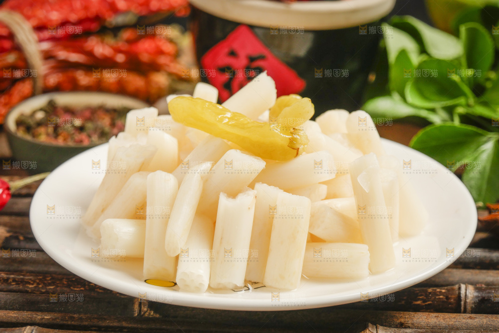 木底上放着一盘泡椒藕带