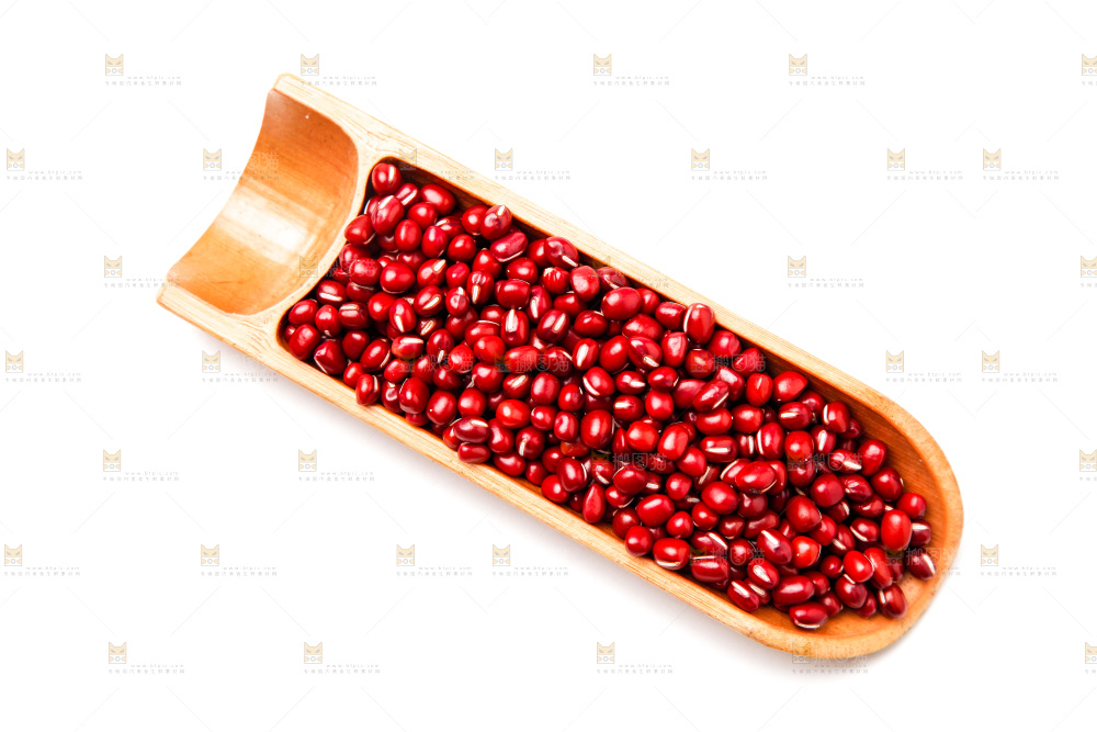 东北红小豆放在白底上