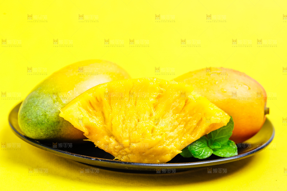 一盘海南贵妃芒放在浅底上