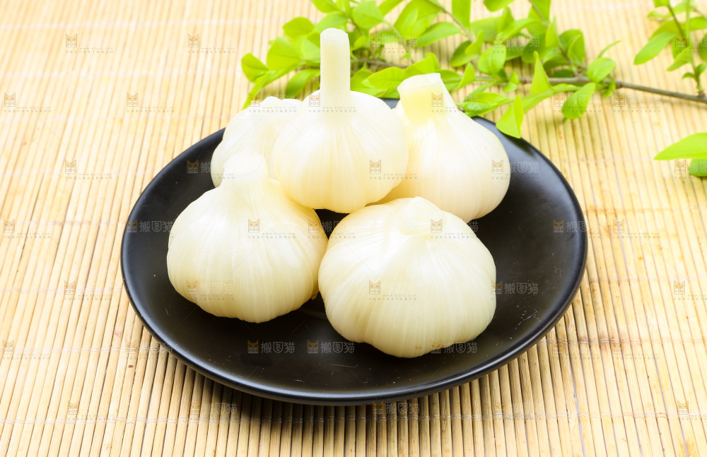 一盘泡蒜放在木底上