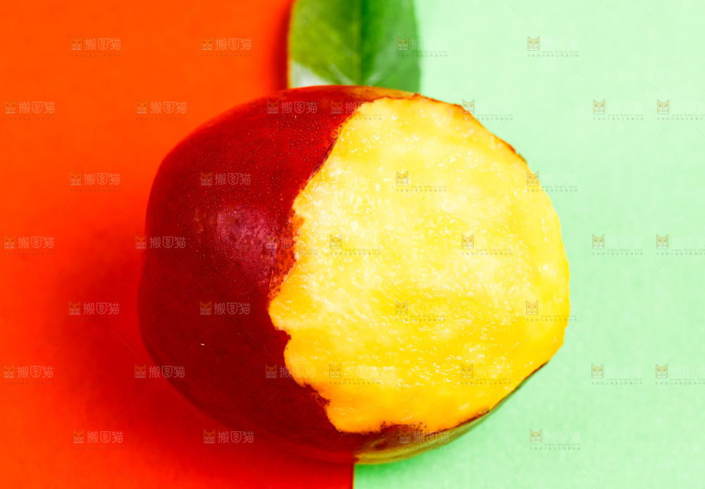 彩卡上放着黄心油桃