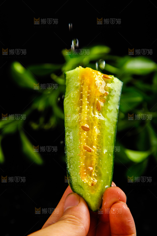 手拿切开的羊角蜜甜瓜