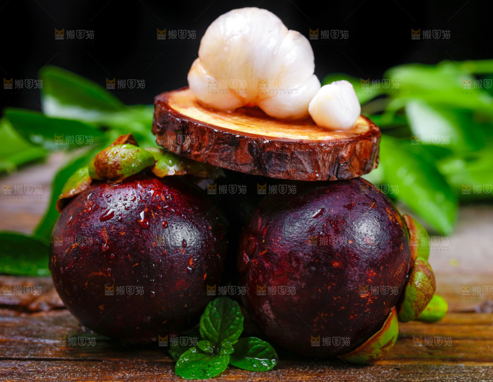 木底上放着泰国山竹果肉