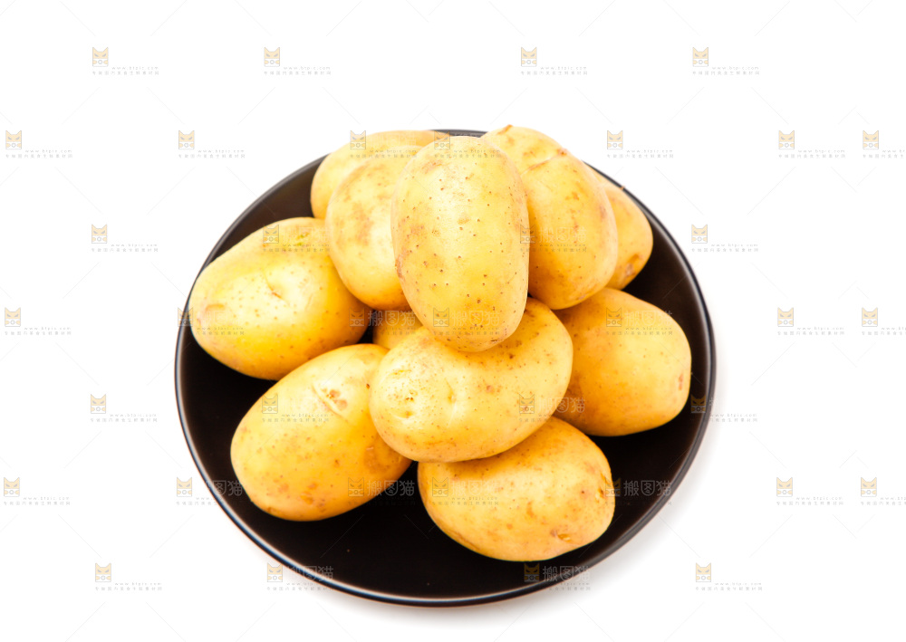 一盘新鲜土豆放在白底上