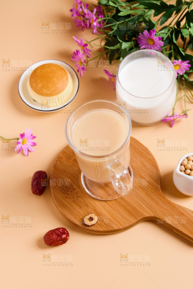木板上放着一杯奶茶