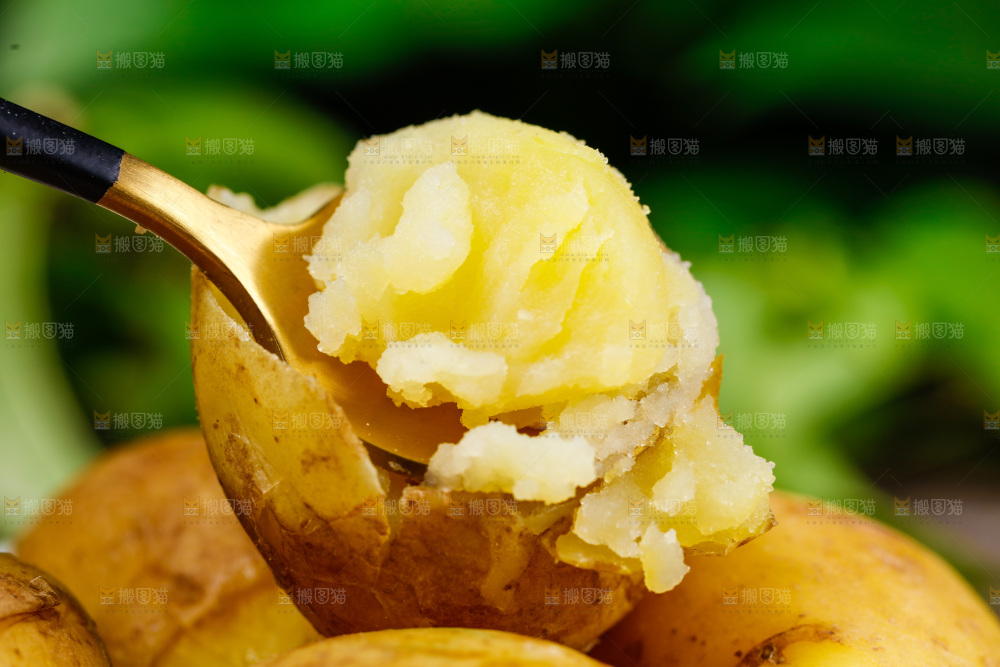 深底上的黄心土豆