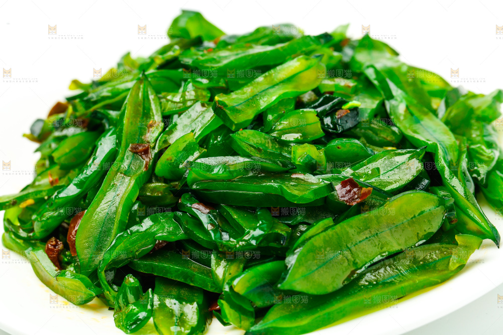 一盘香辣海白菜放在白底上